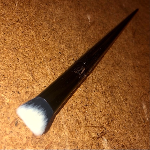 Kat Von D Concealer Brush - Picture 2 of 3